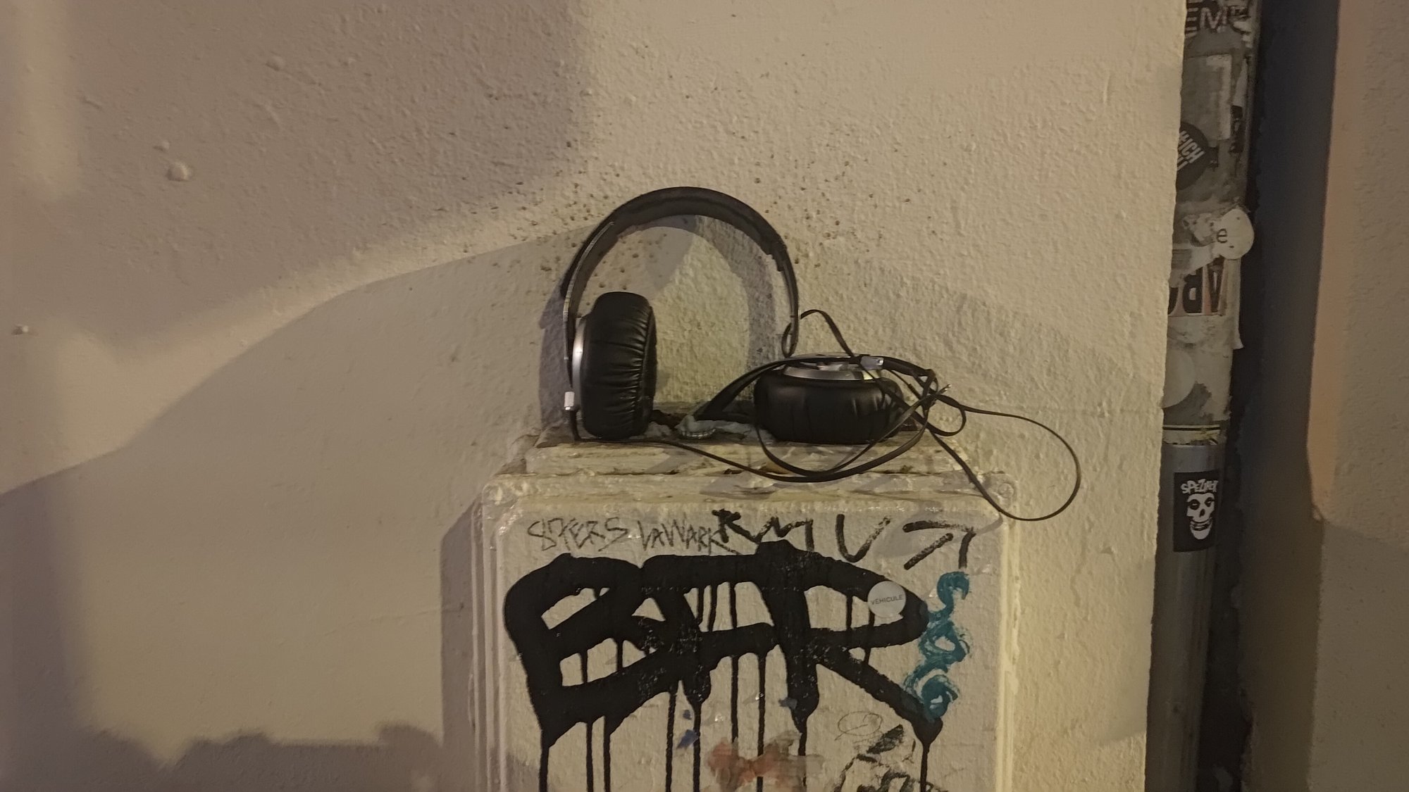 Zwei Paar Kopfhörer