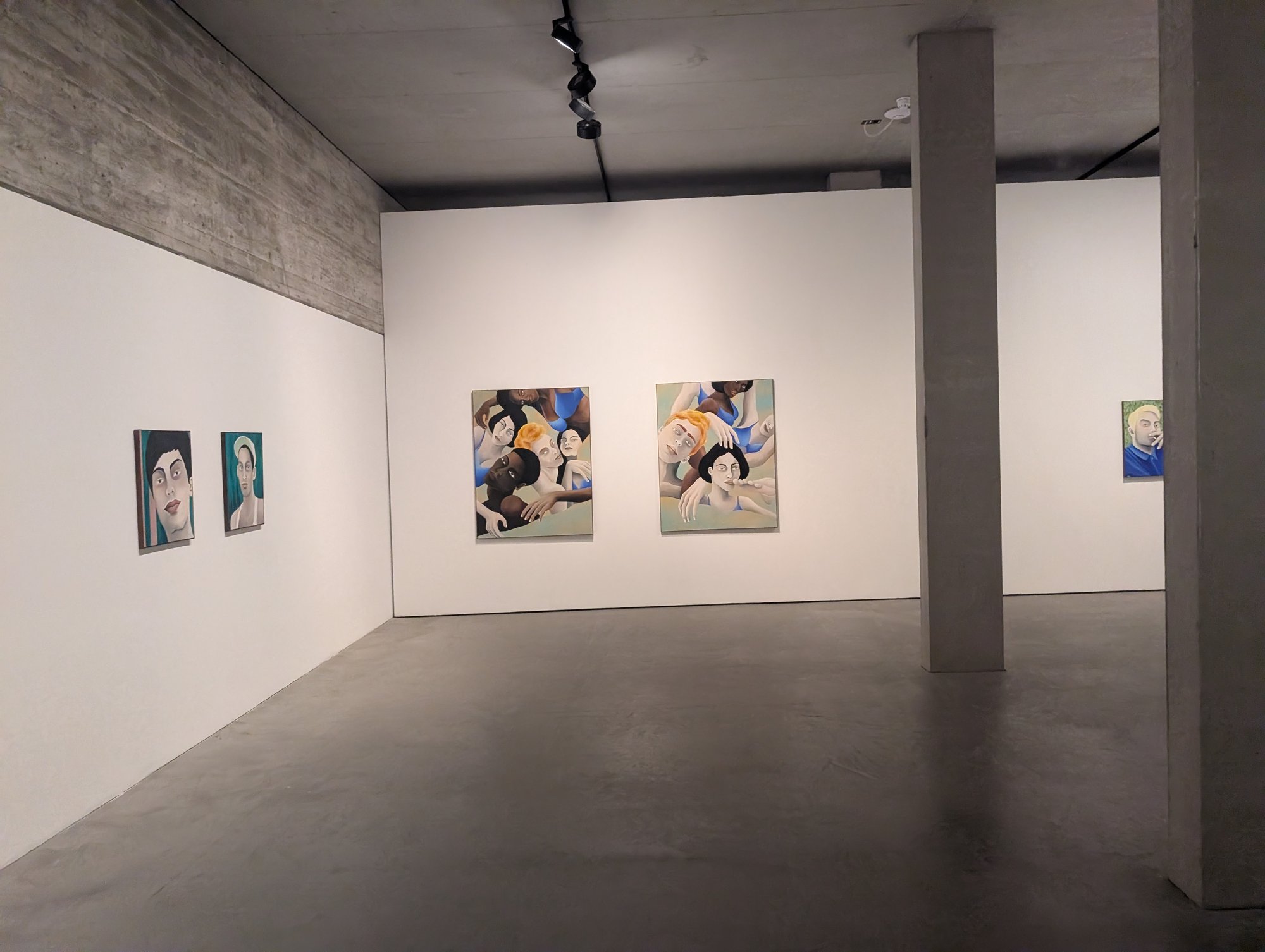 Rebecca Brodskis, „The Last Ones Awake“, Ausstellungsansicht im Vault von St. Agnes mit Figuren in blauen Badeanzügen