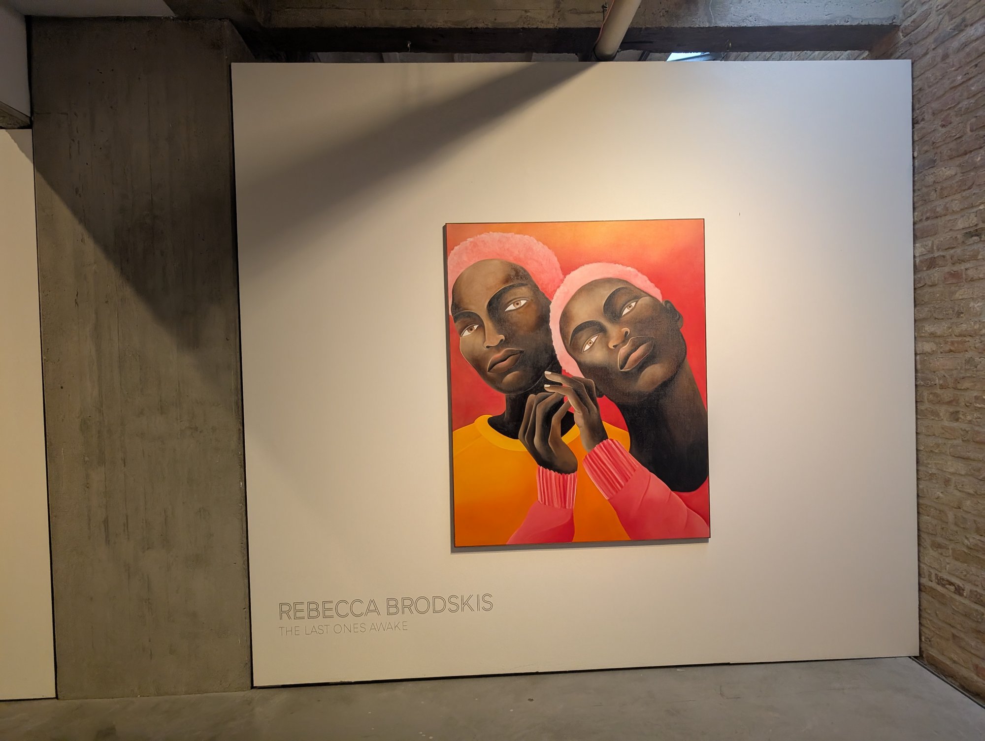 Rebecca Brodskis, „The Last Ones Awake“, Wandtext und Bild mit zwei Figuren vor rotem Grund im Vault von St. Agnes