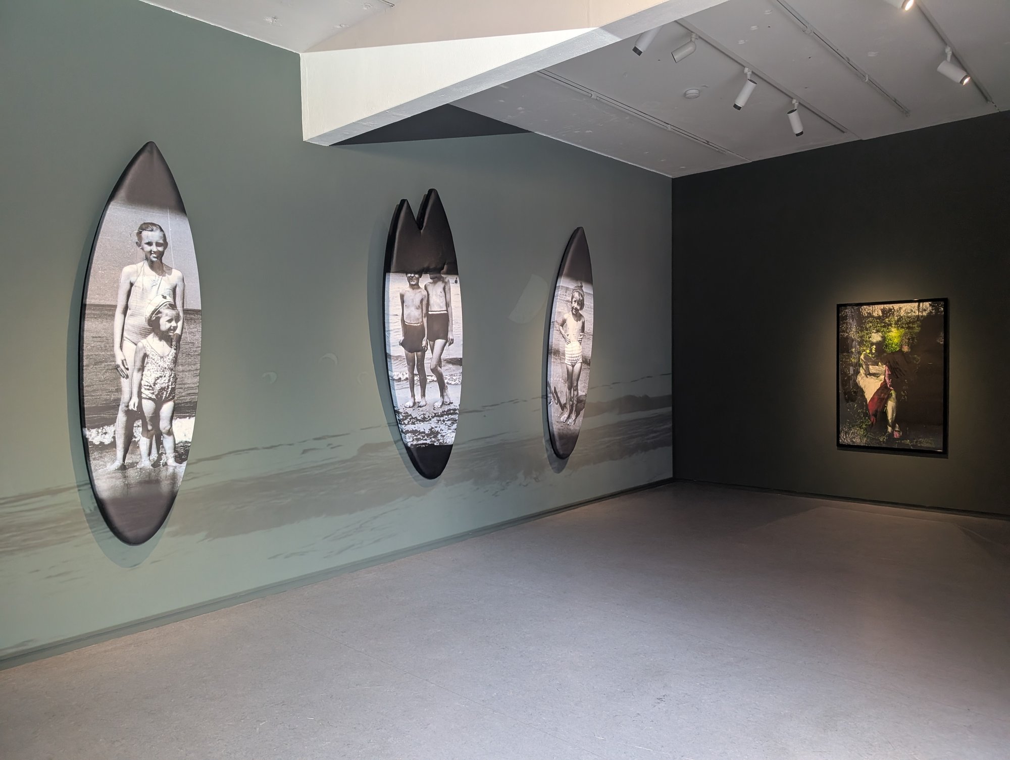 Izabella Gustowska, „Homes shadows“, 2026, drei Arbeiten an der graugrünen Wand im KVOST