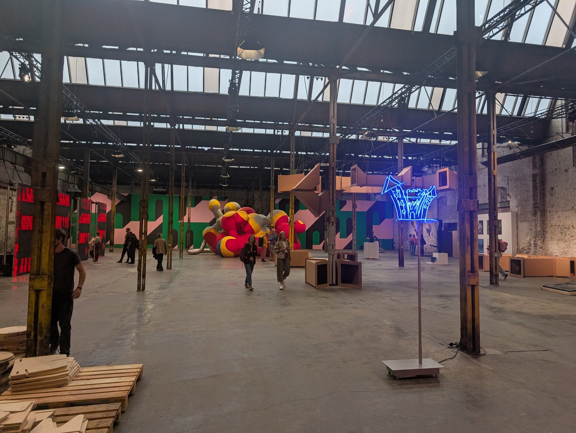 HALLEN 07. Ein Dach, keine These