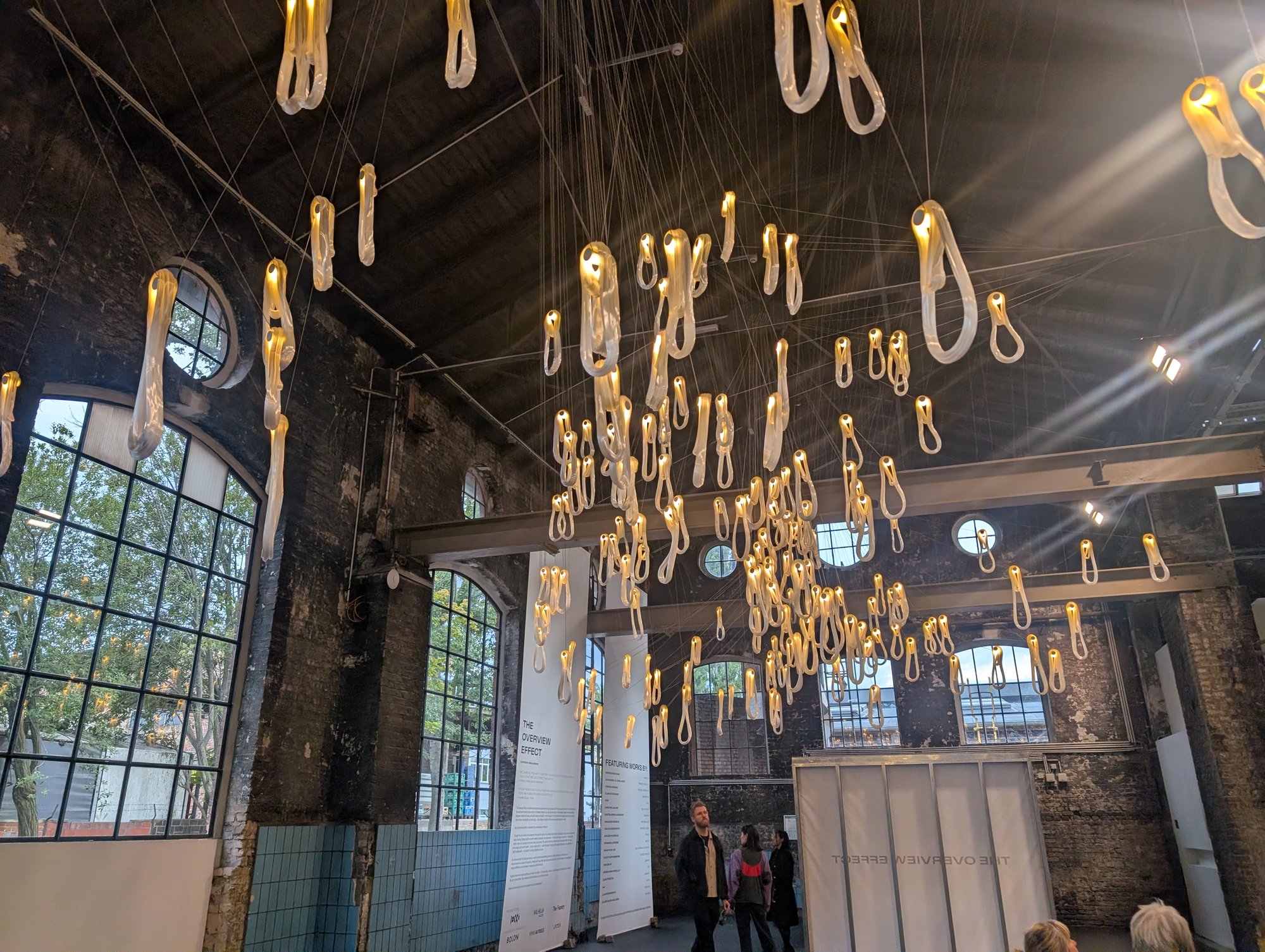 „The Overview Effect“, gezeigt von Bocci, Ausstellungsansicht mit leuchtenden Schlaufen im Nebentrakt der Wilhelm Hallen
