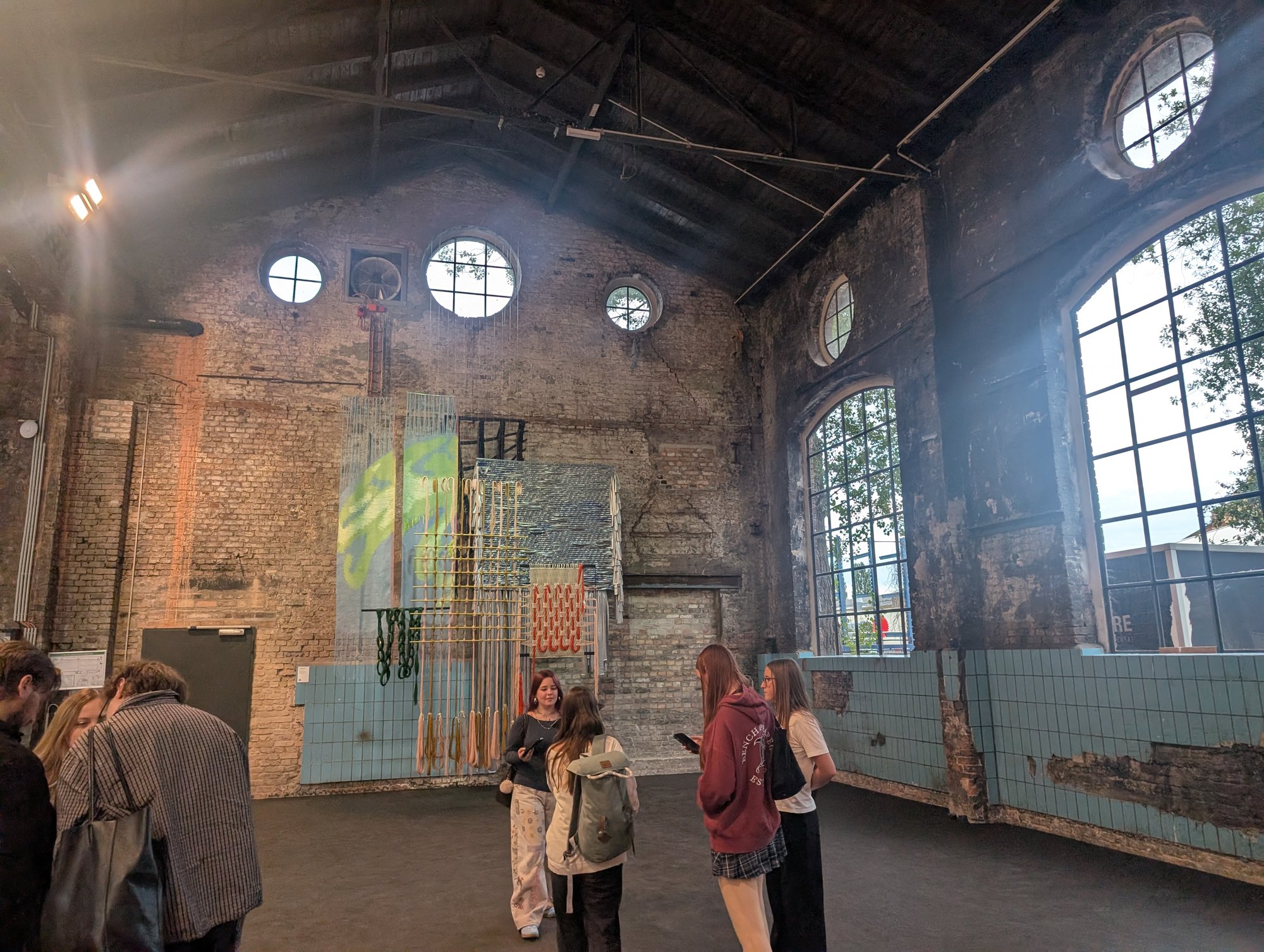 Textilarbeit aus Ketten, Fransen und Stäben an der Stirnwand, „The Overview Effect“ in den Wilhelm Hallen