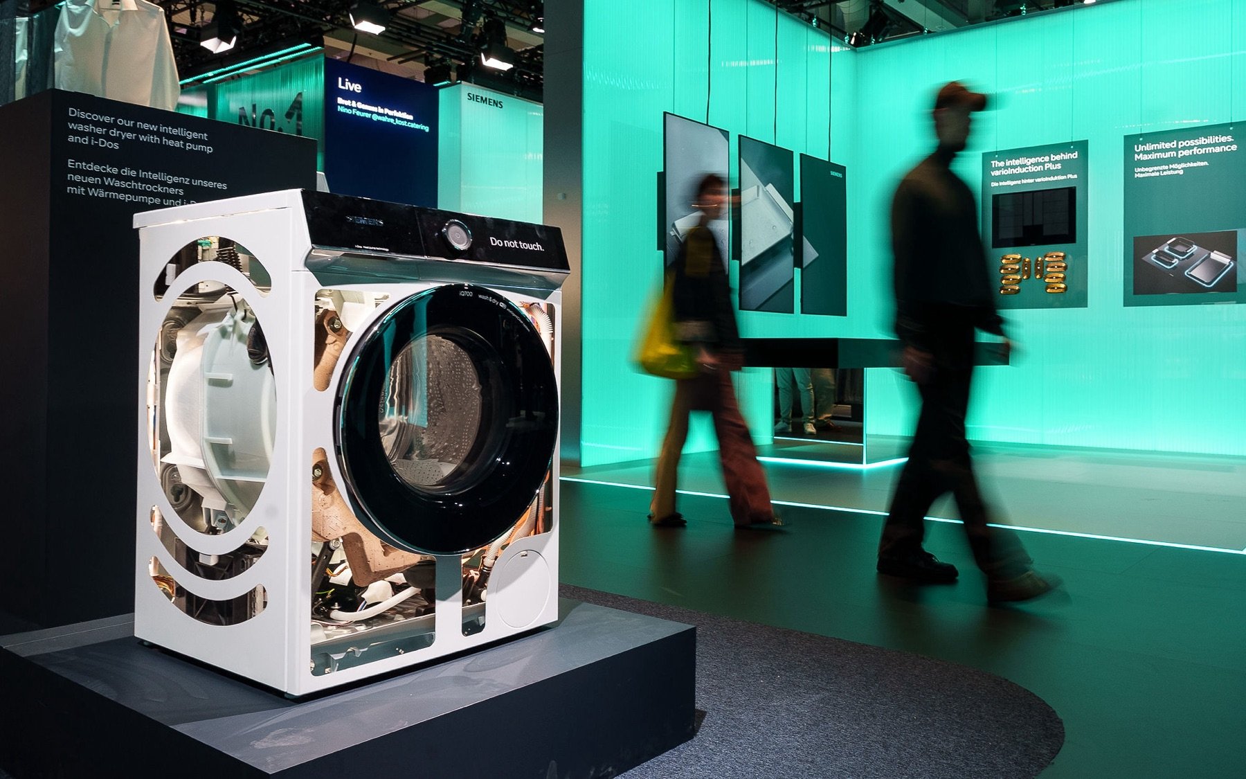 Der aufgeschnittene Waschtrockner am Stand von Siemens mit dem Schild Do not touch