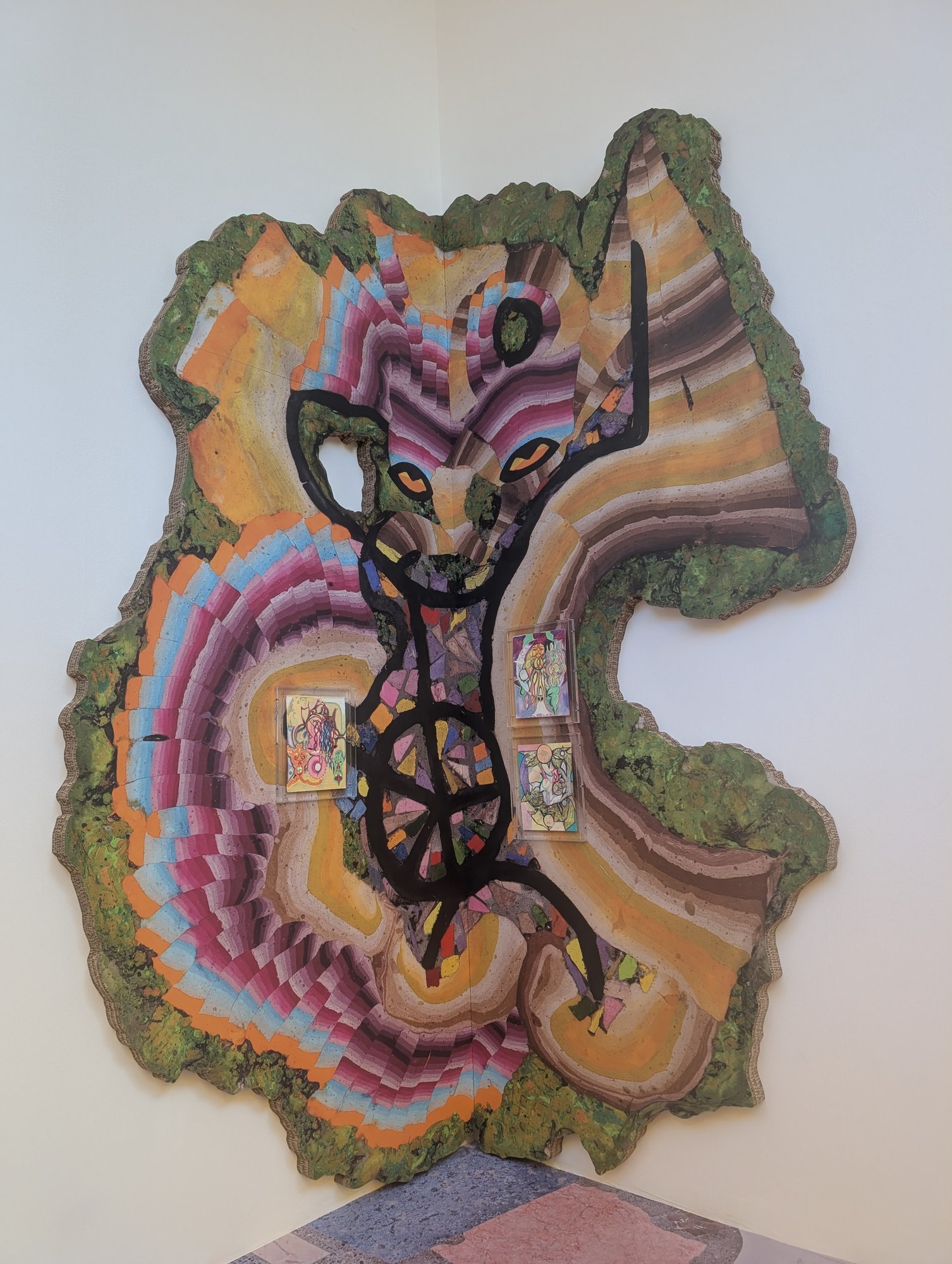 Achatartiges Wandobjekt, über eine Raumecke geknickt, mit Zeichnungen in Acrylkästen, dritte Station des Rundgangs