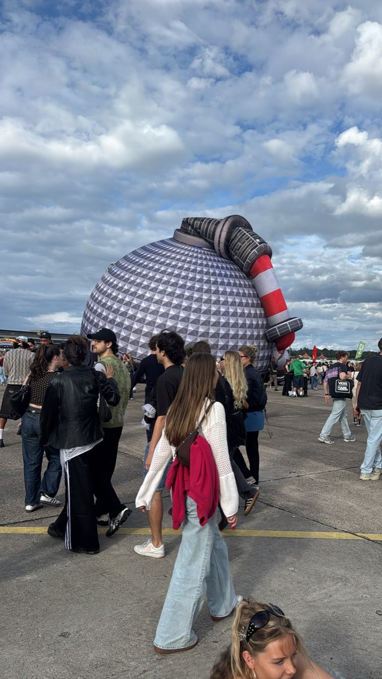 Aufblasbare Kugel auf dem Rollfeld in Tempelhof, davor Festivalbesucher